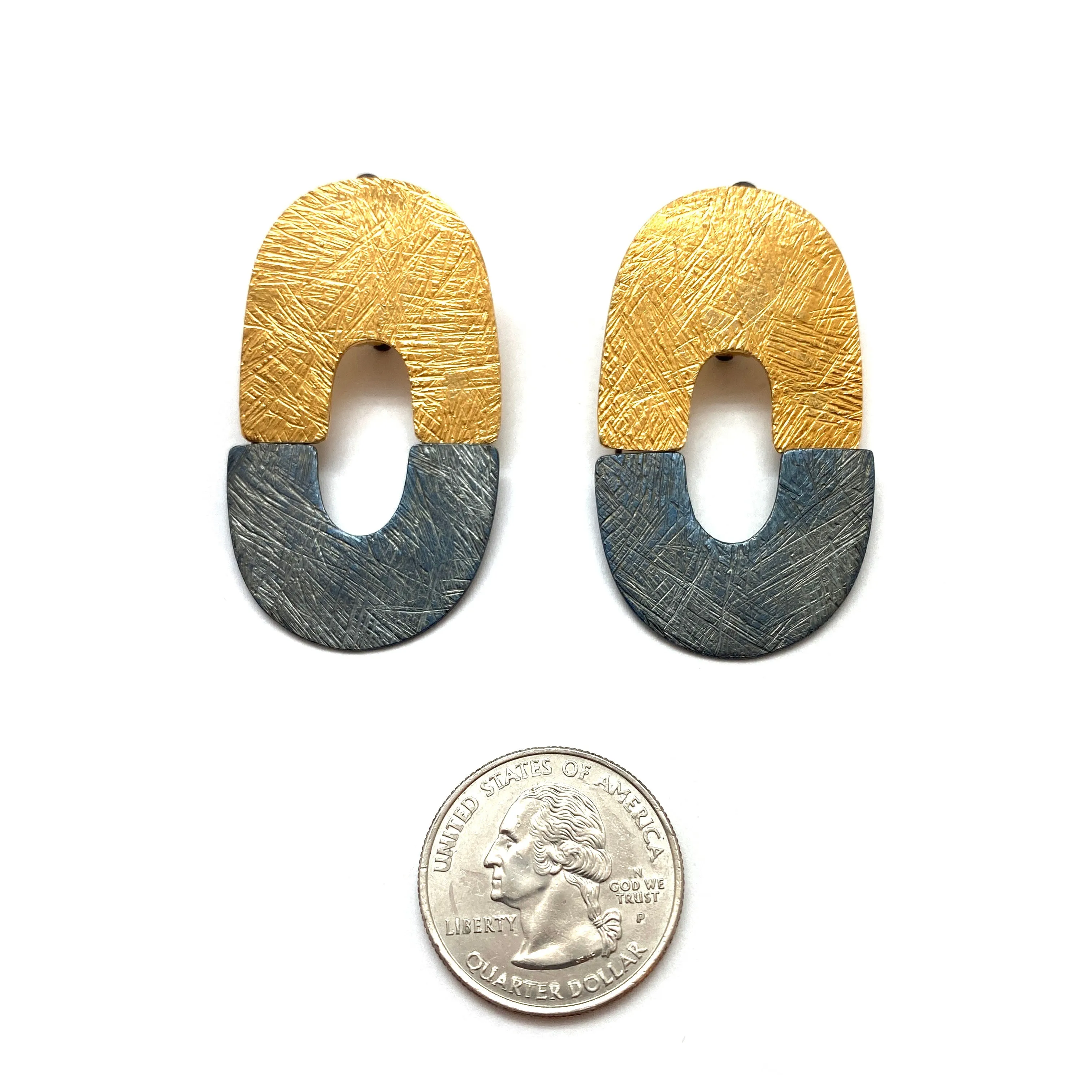 Arch Sway Clip Earrings - Black and Gold
