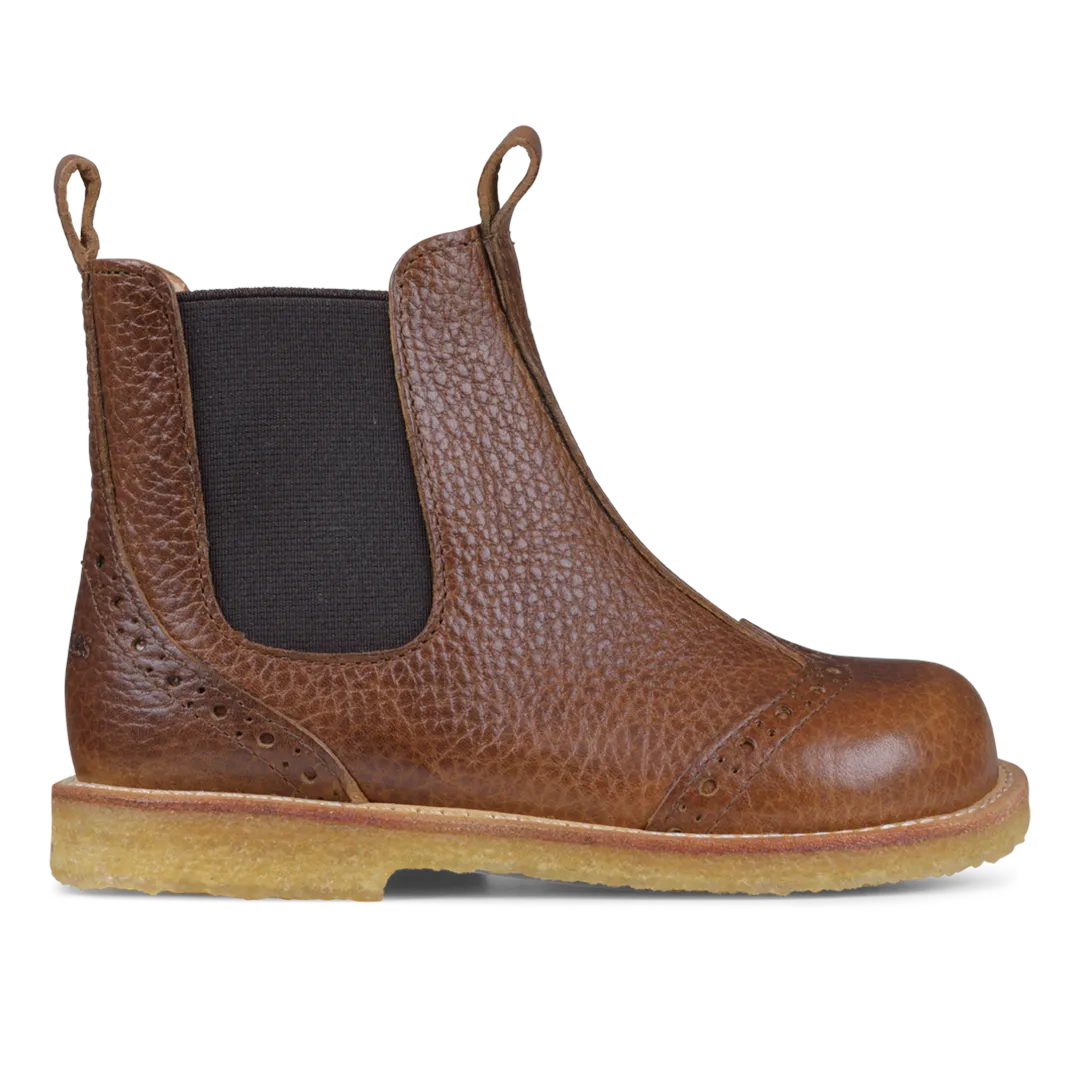 Chelsea boot with brogue lace pattern