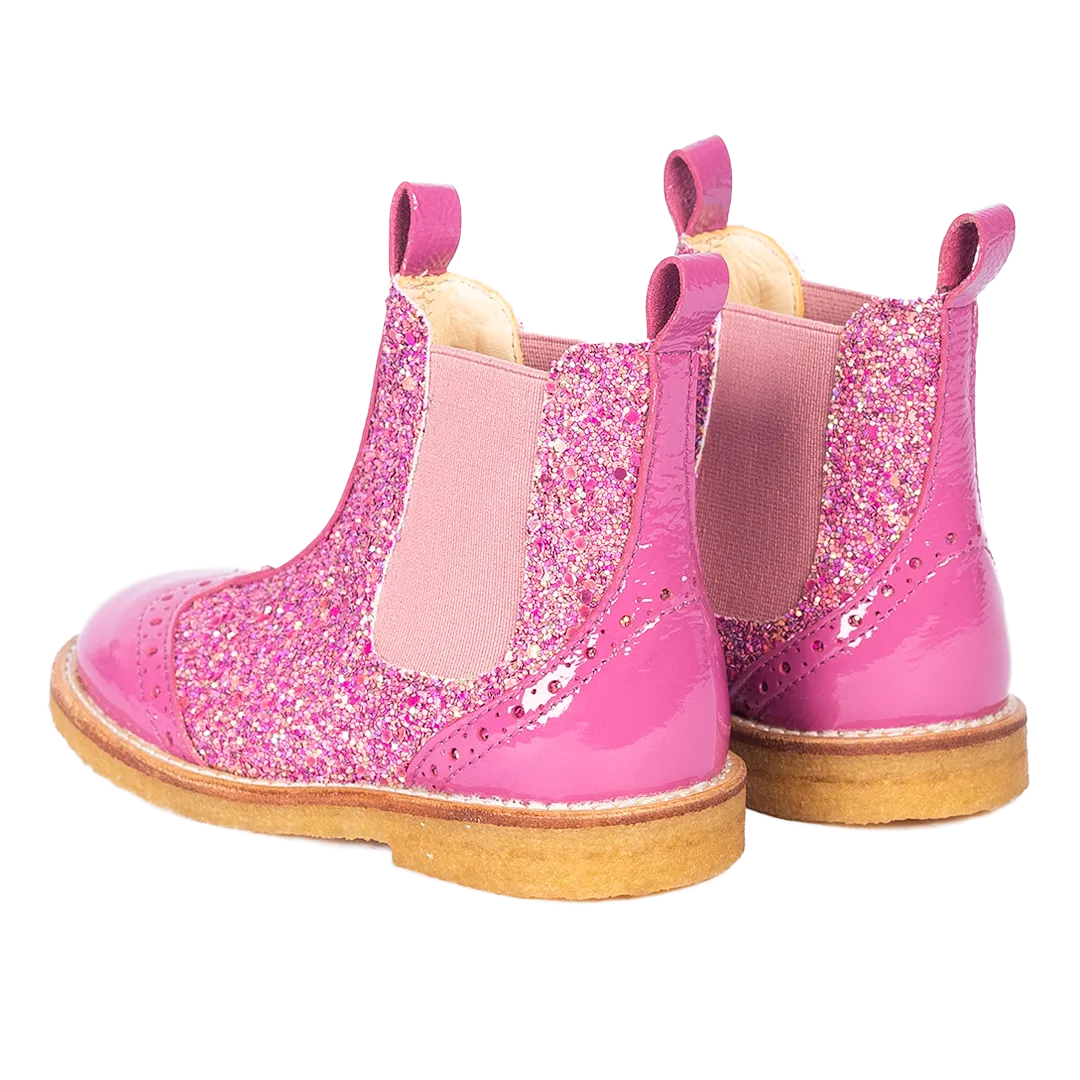 Chelsea boot with brogue lace pattern